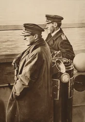 Admiral Beatty, mit Flaggkapitän Chatfield, beobachtet die Kapitulation der deutschen Flotte, 1918 (Sepia-Foto)